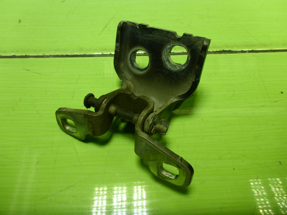 Петля двери передней левой верхняя