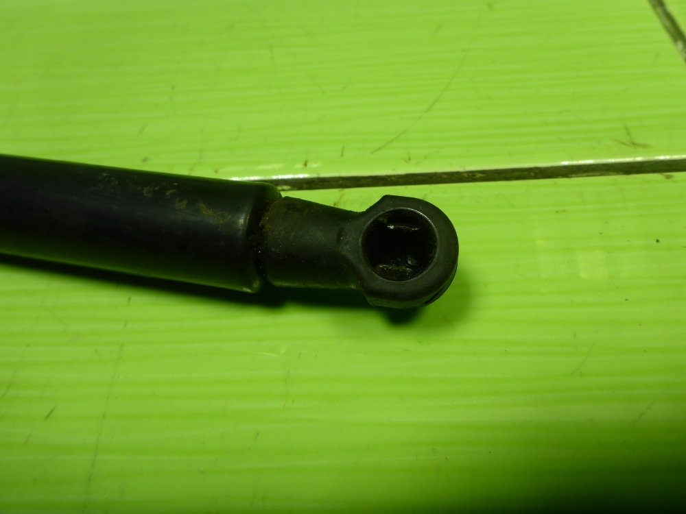 Амортизатор капота