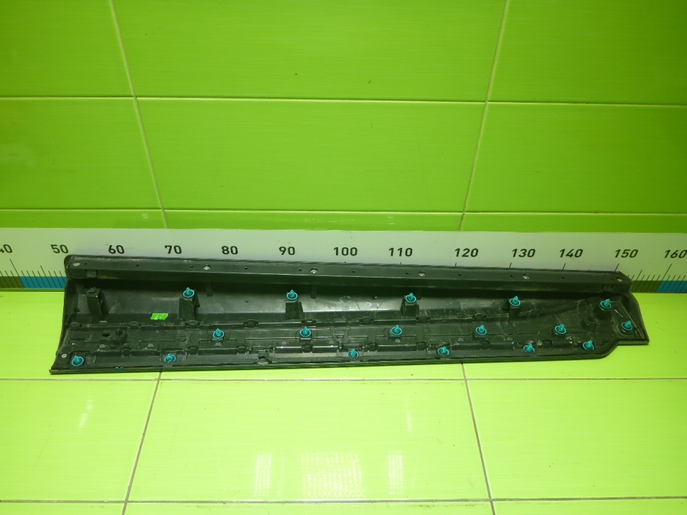 Накладка двери передней правой