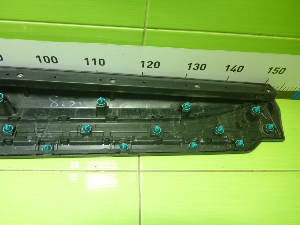 Накладка двери передней правой