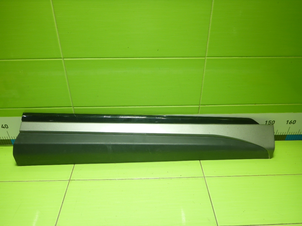 Накладка двери передней правой