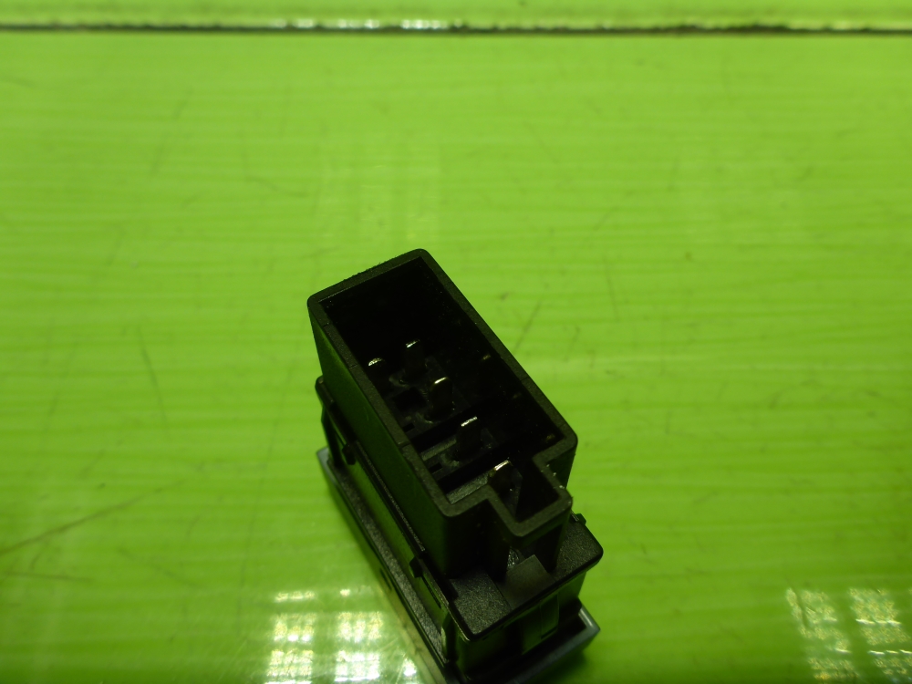 Кнопка люка