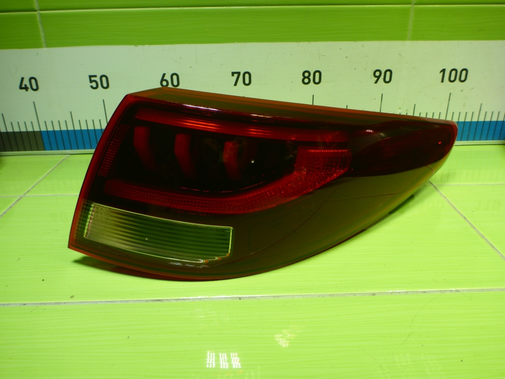 Фонарь задний наружный правый