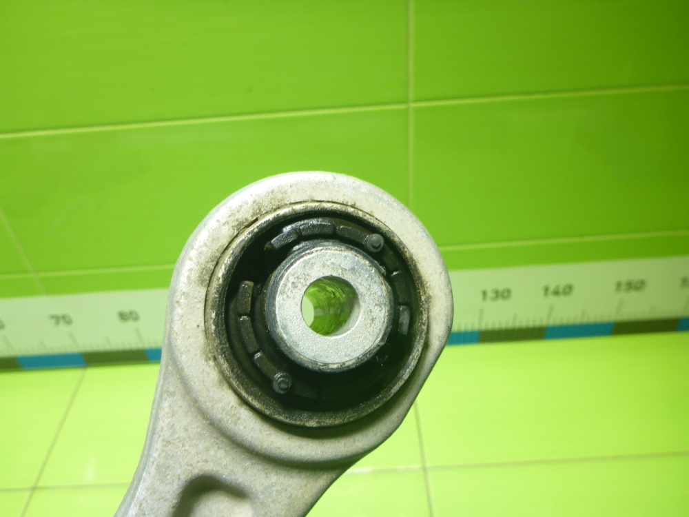 Рычаг передний правый