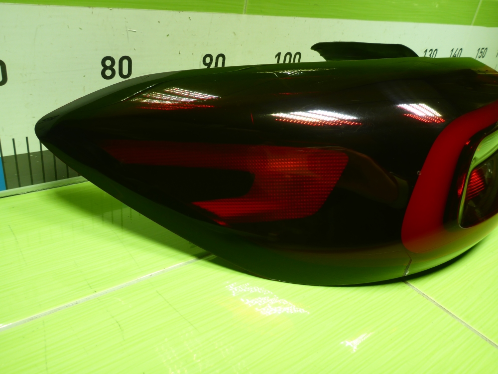 Фонарь задний наружный левый