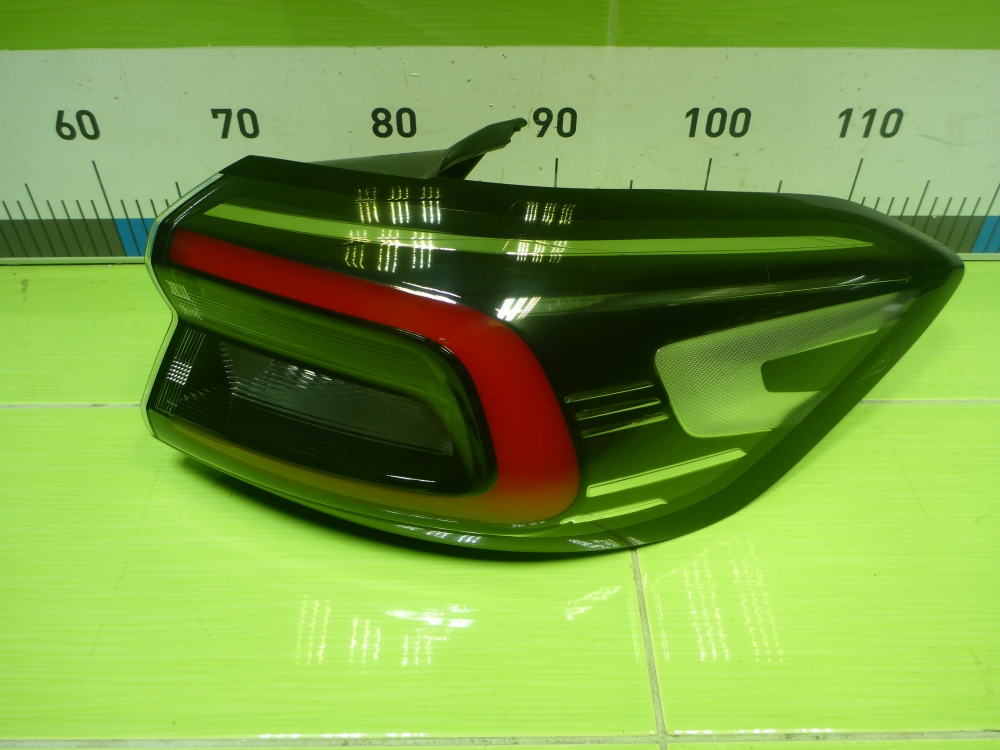 Фонарь задний наружный правый