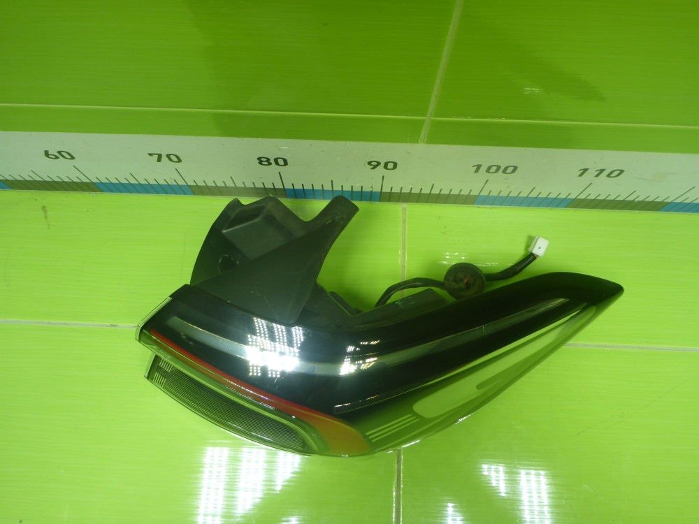 Фонарь задний наружный правый