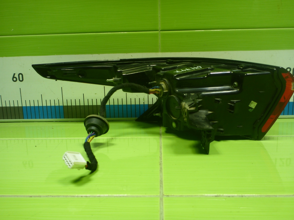 Фонарь задний наружный правый