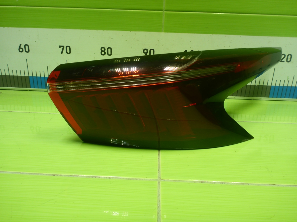 Фонарь задний наружный правый