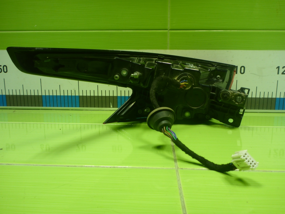 Фонарь задний наружный правый