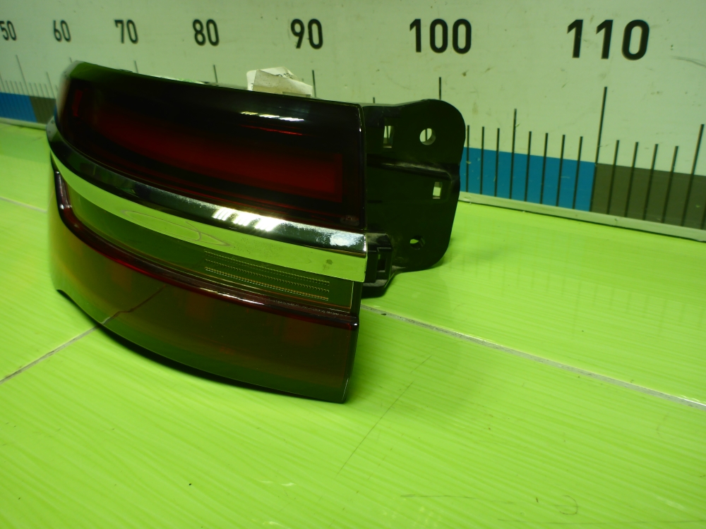 Фонарь задний наружный левый