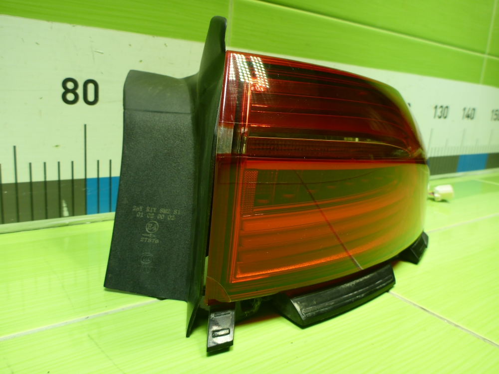 Фонарь задний наружный правый