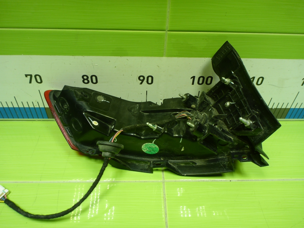 Фонарь задний наружный правый