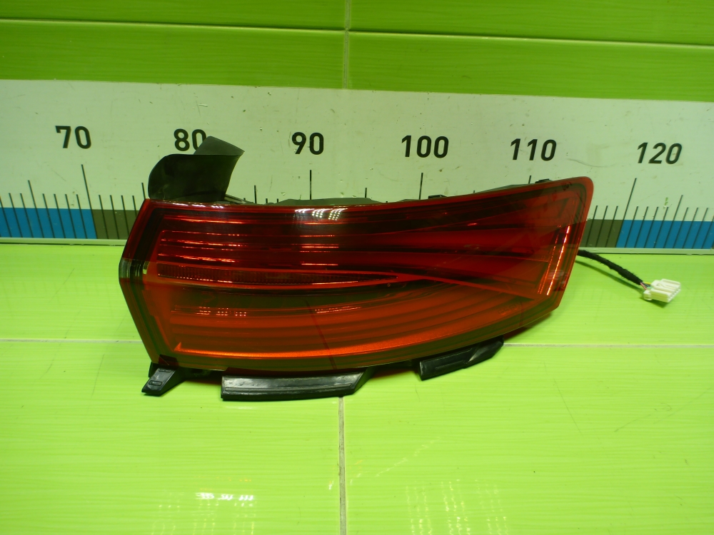 Фонарь задний наружный правый