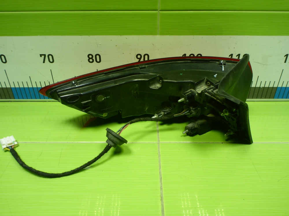 Фонарь задний наружный правый