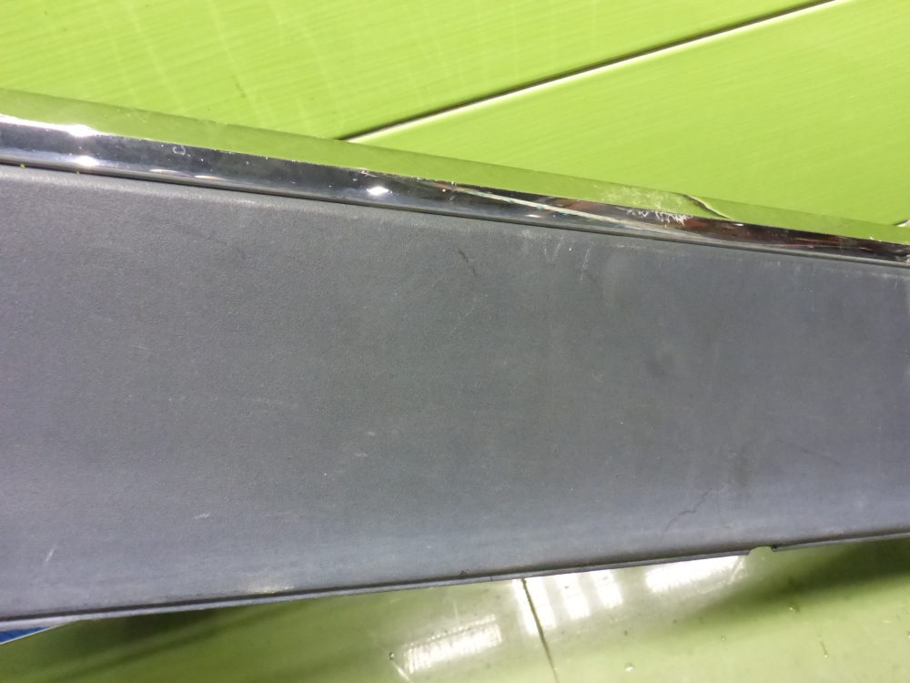 Накладка двери передней правой