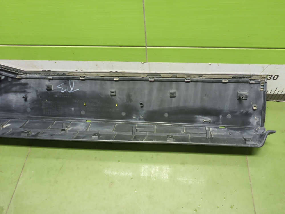 Накладка двери передней правой