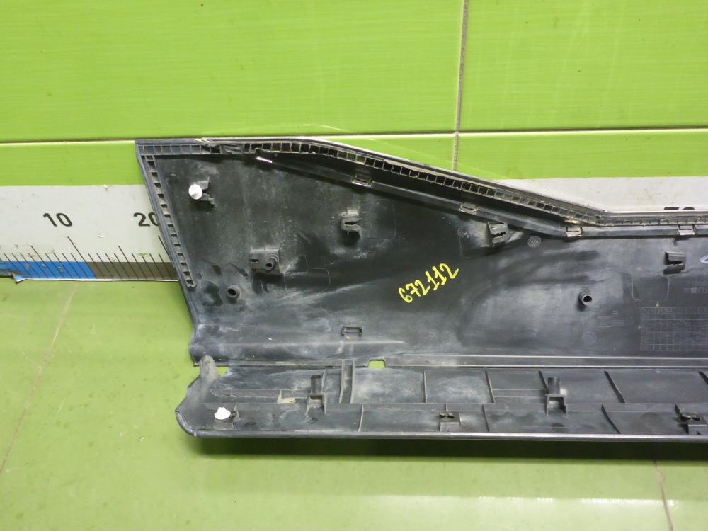 Накладка двери передней правой