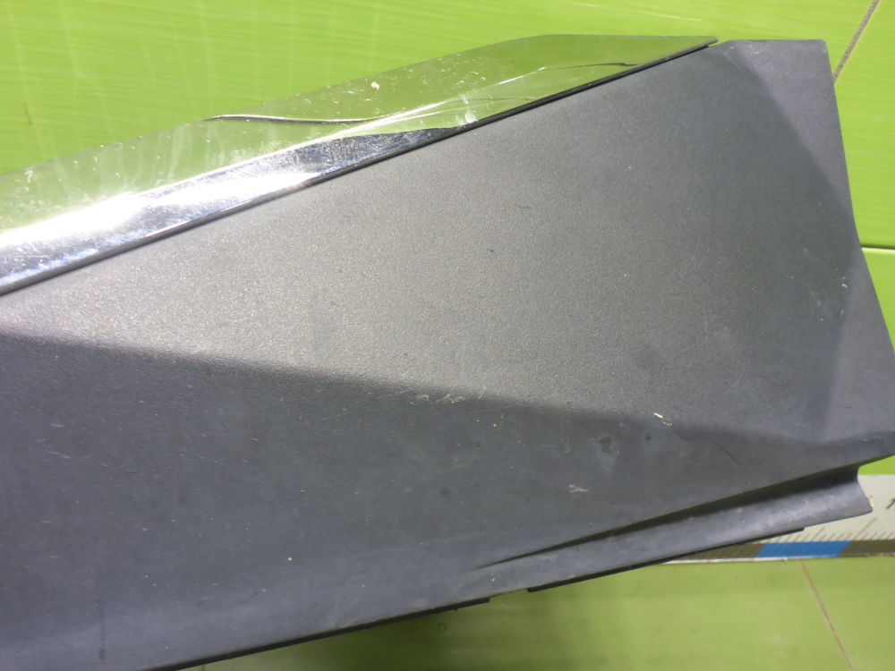 Накладка двери передней правой