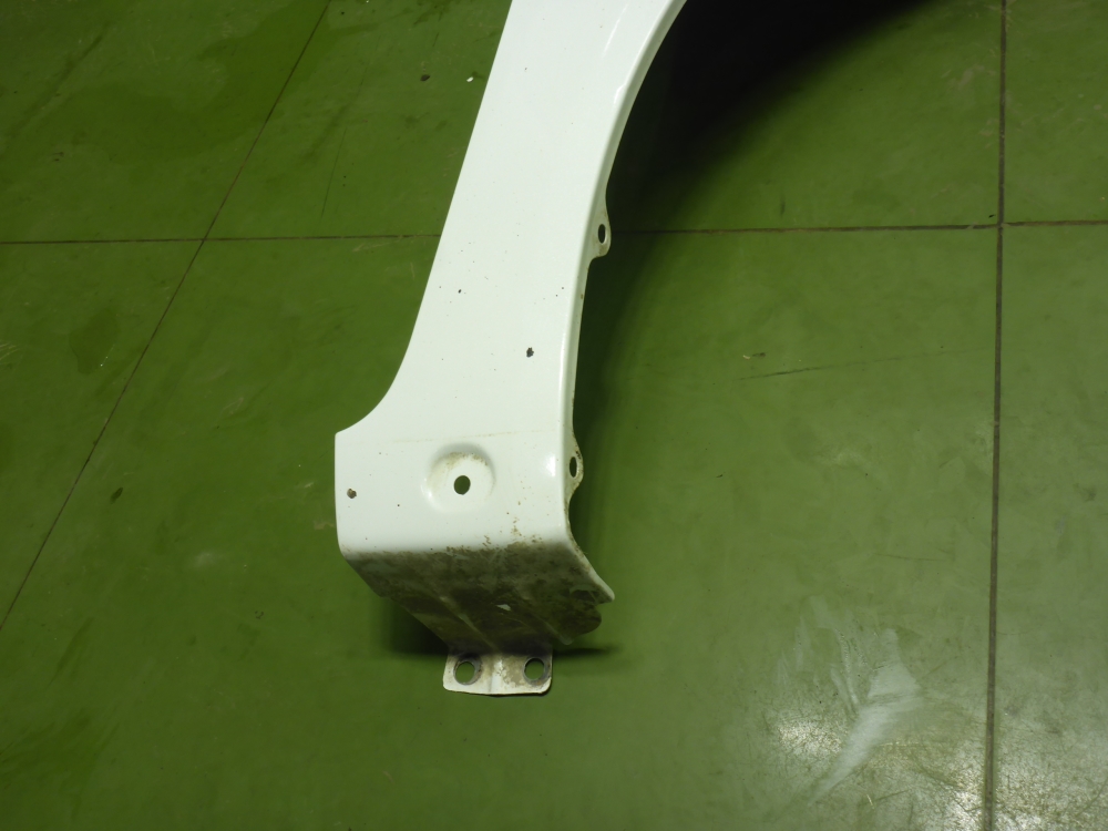 Крыло переднее правое