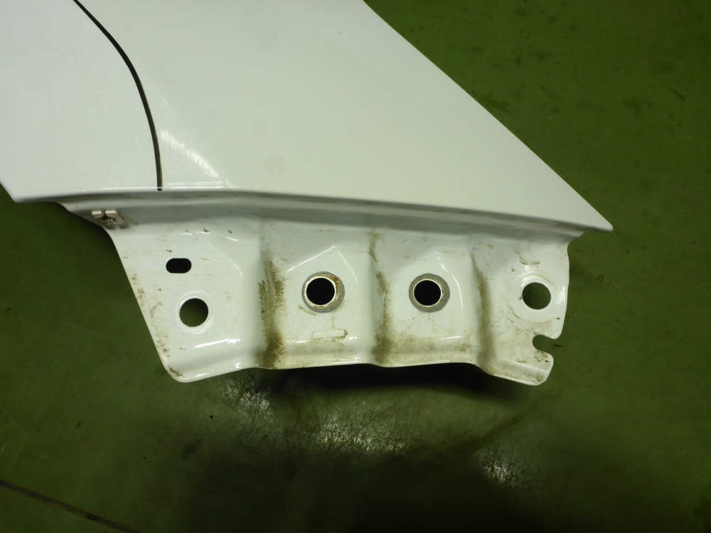 Крыло переднее правое