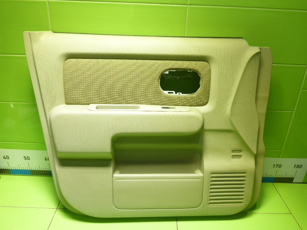 Обшивка двери передней левой