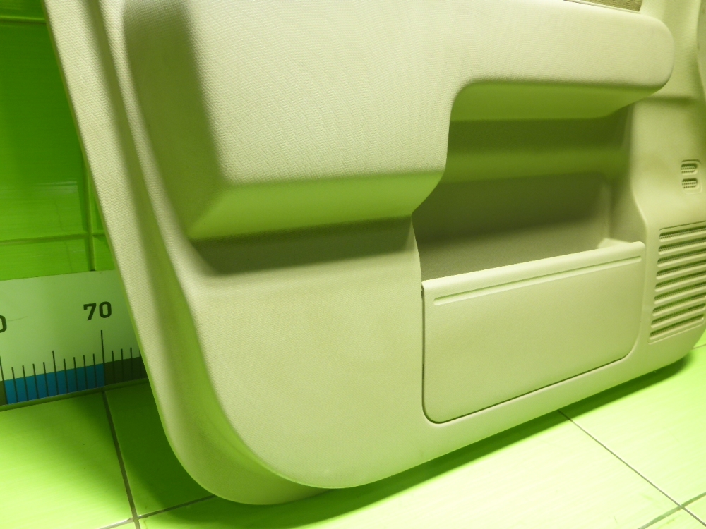 Обшивка двери передней левой