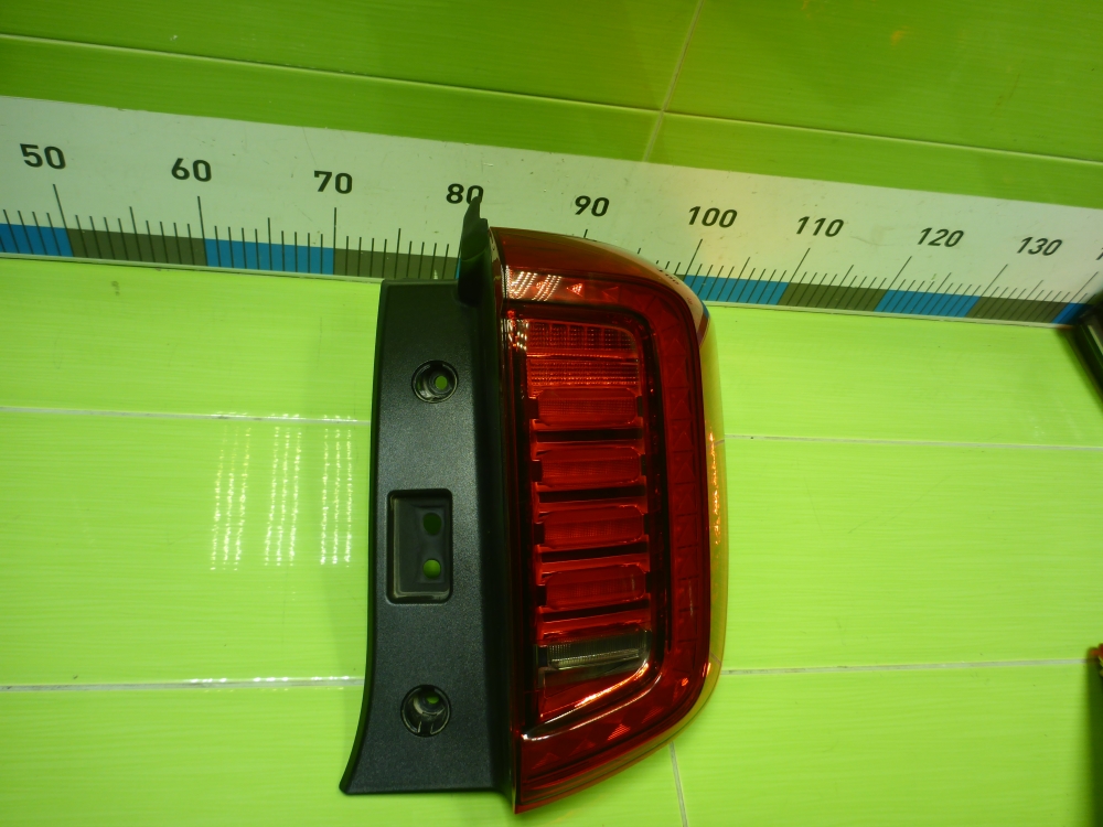Фонарь задний наружный правый