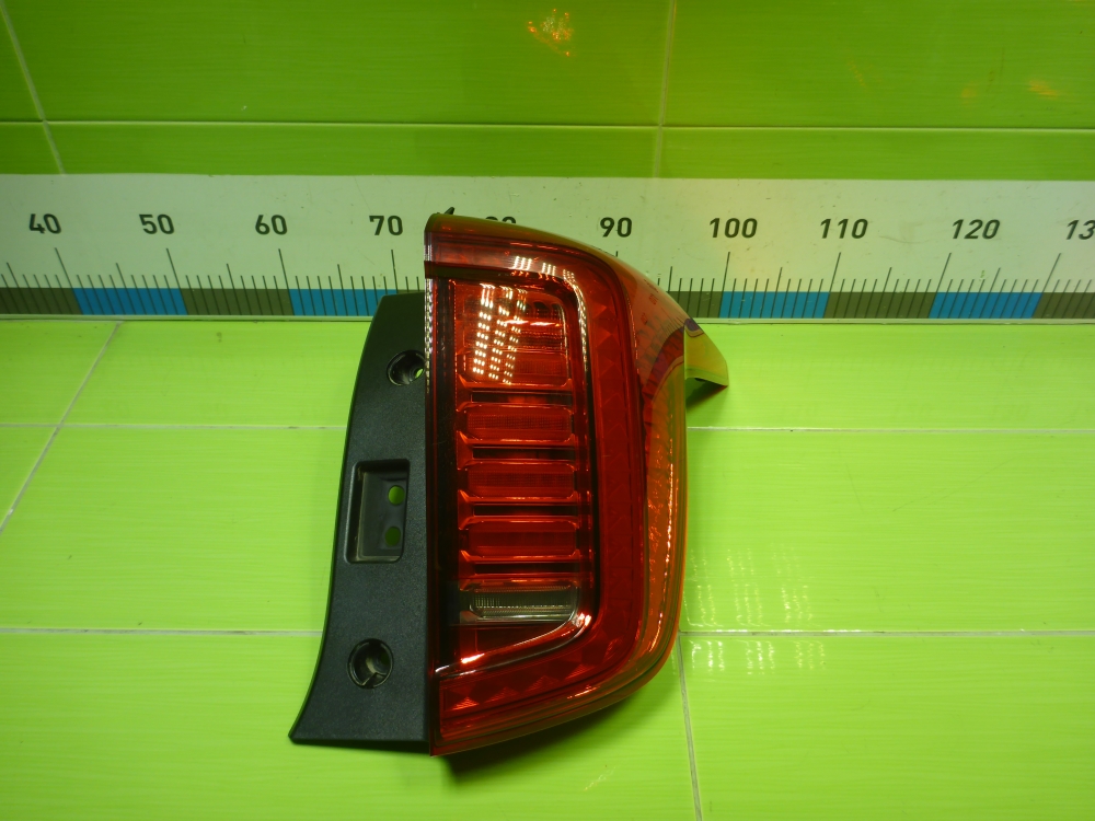 Фонарь задний наружный правый