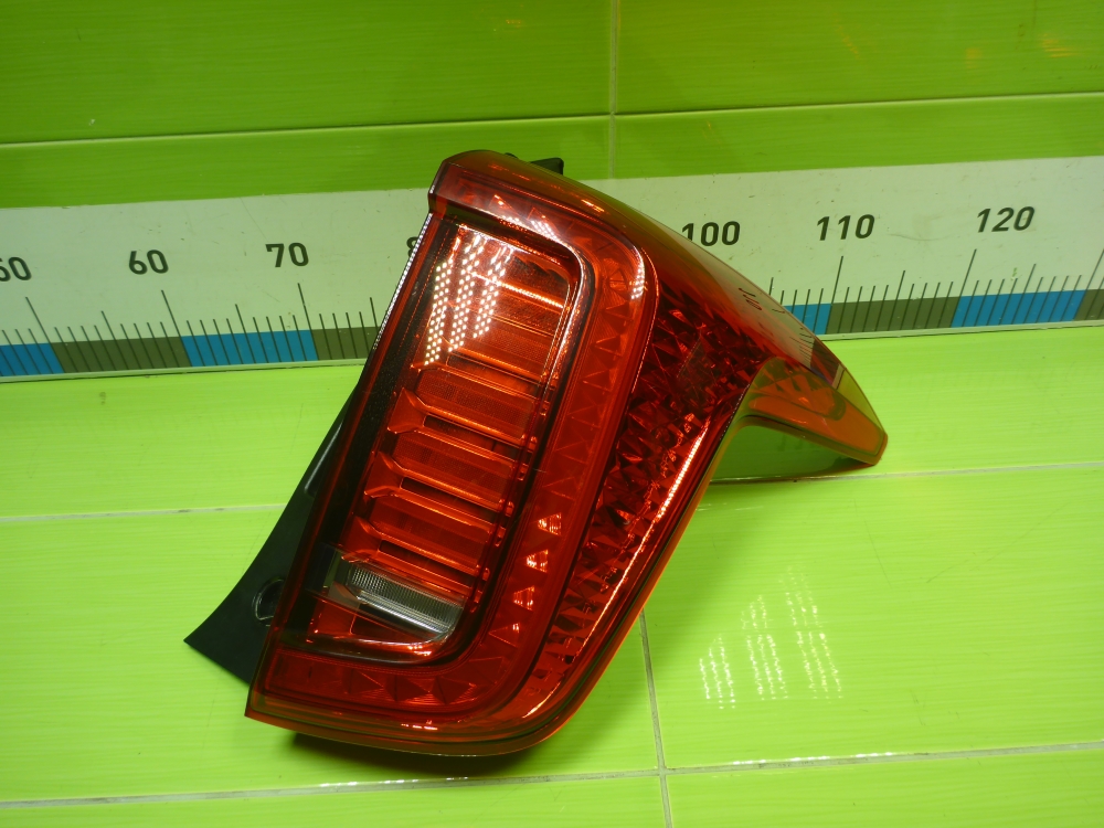 Фонарь задний наружный правый