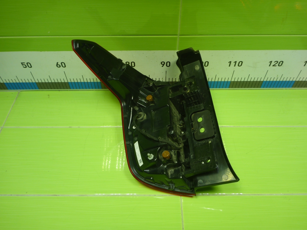 Фонарь задний наружный правый