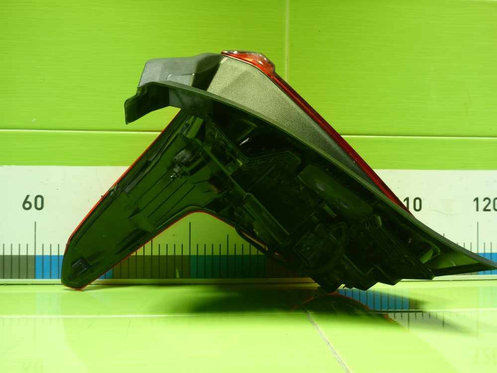 Фонарь задний наружный правый