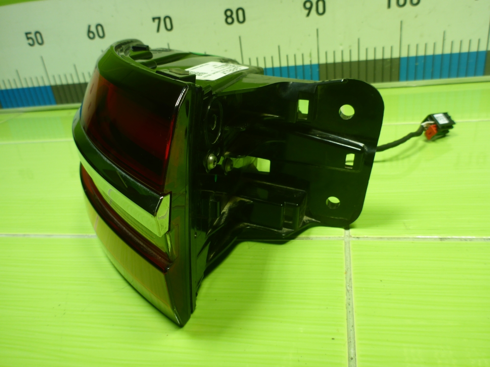 Фонарь задний наружный левый