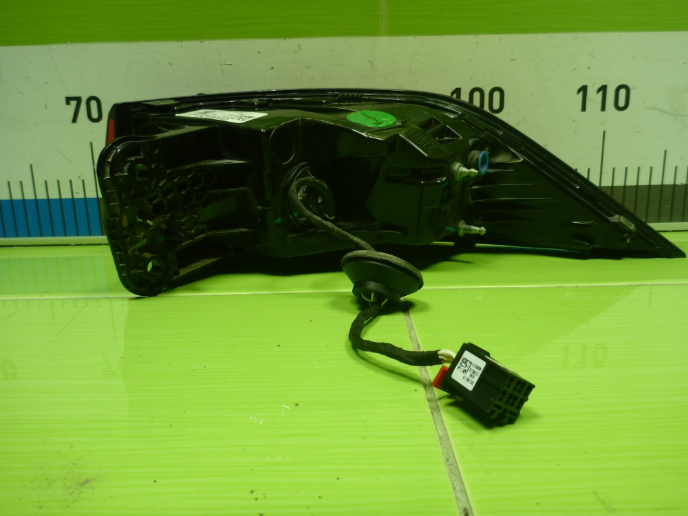 Фонарь задний наружный левый