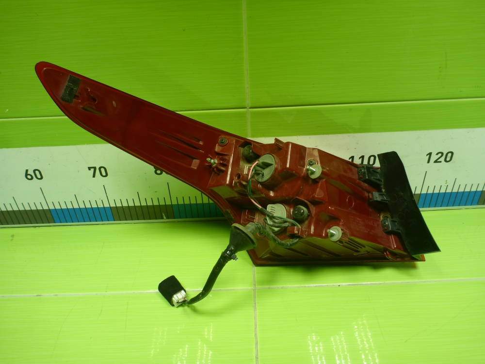 Фонарь задний наружный правый