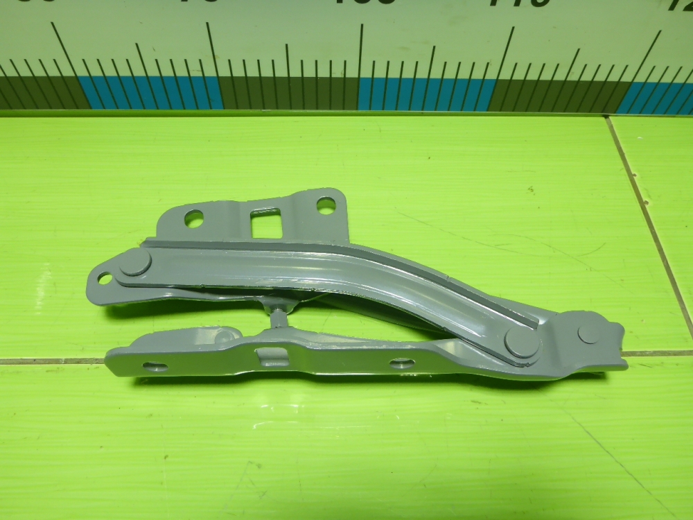 Петля капота левая