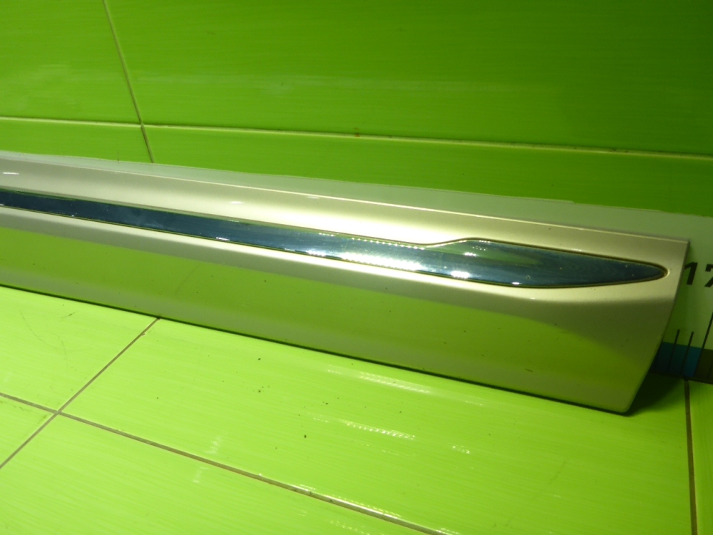 Накладка двери передней правой