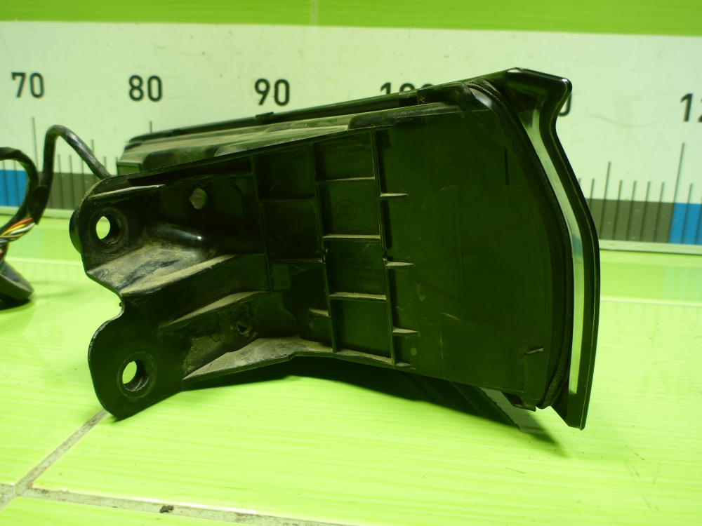 Фонарь задний наружный правый