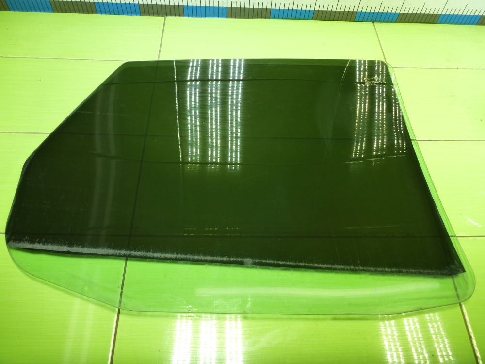 Стекло двери задней левой