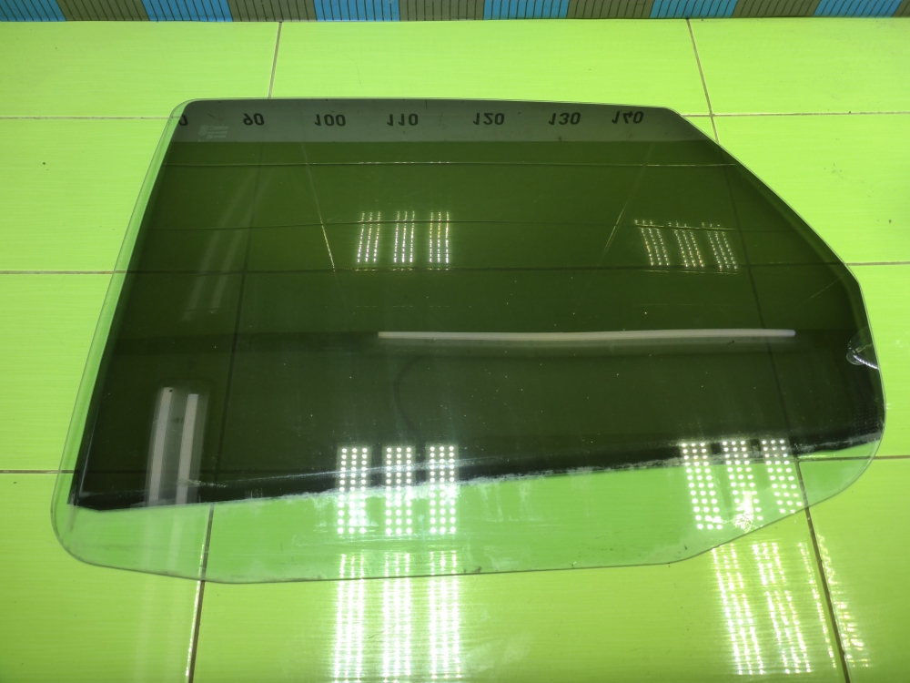 Стекло двери задней левой