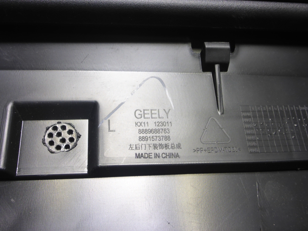 Накладка двери задней левой