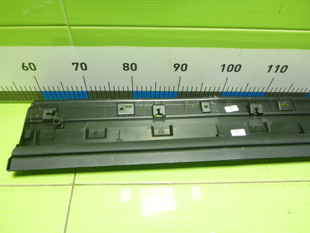 Накладка двери передней левой