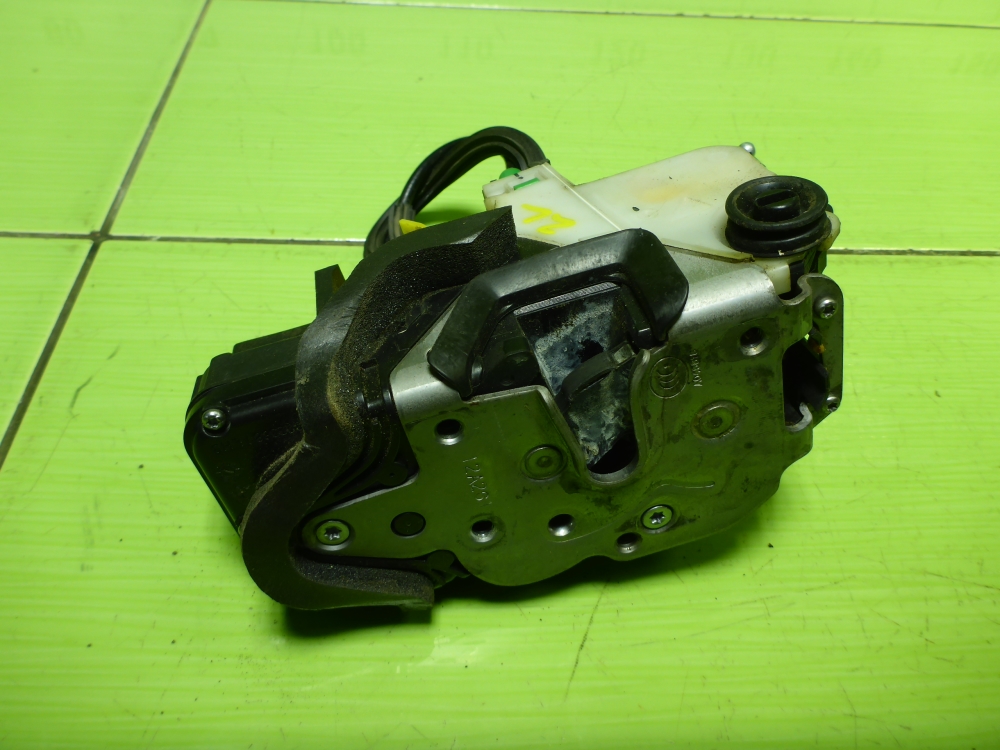 Замок двери задней левой