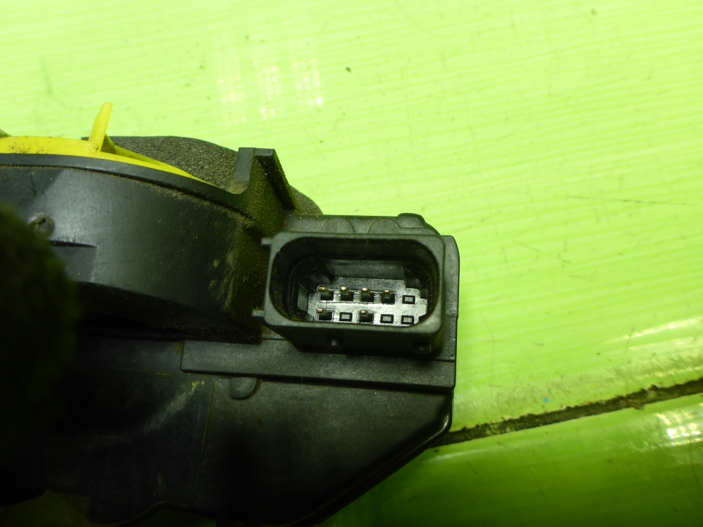 Замок двери задней левой