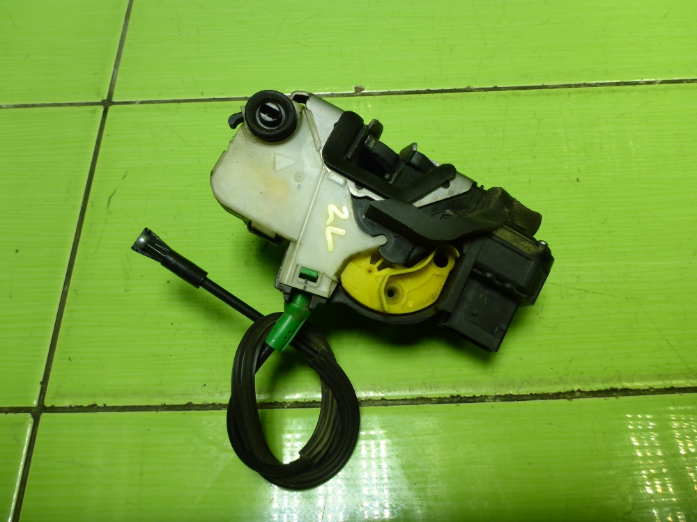 Замок двери задней левой