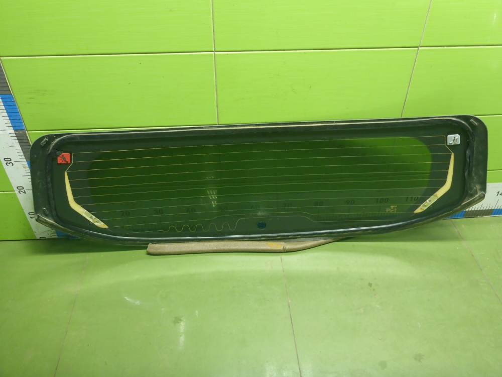 Стекло двери багажника