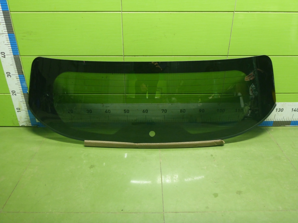 Стекло двери багажника