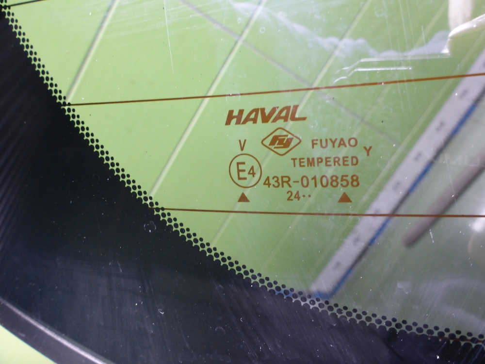 Стекло двери багажника