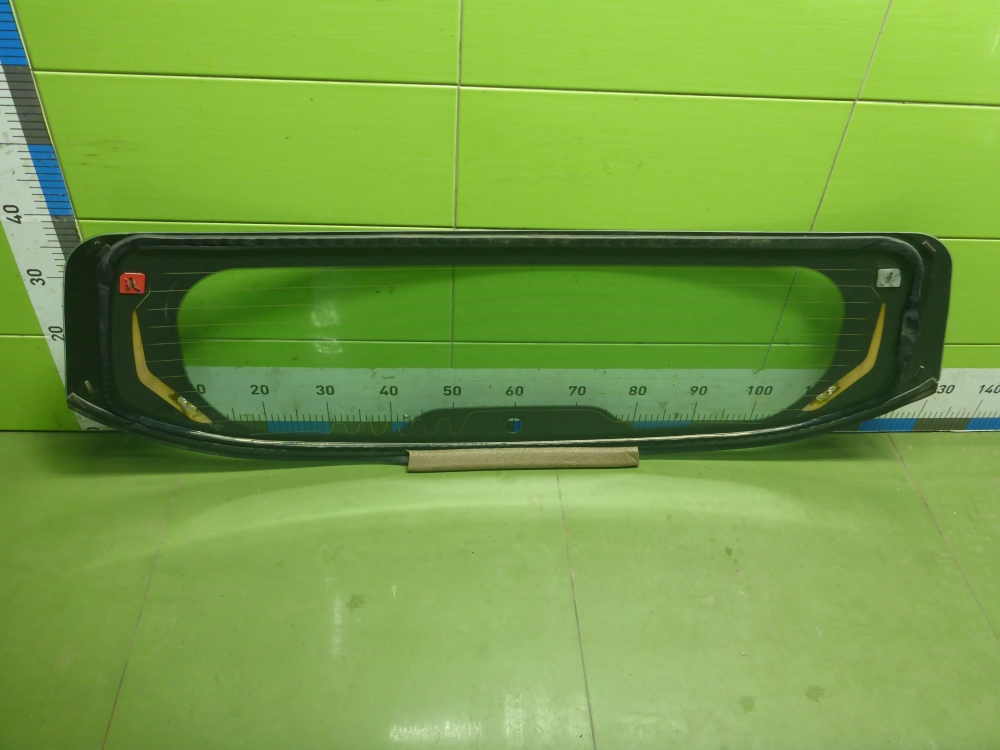 Стекло двери багажника