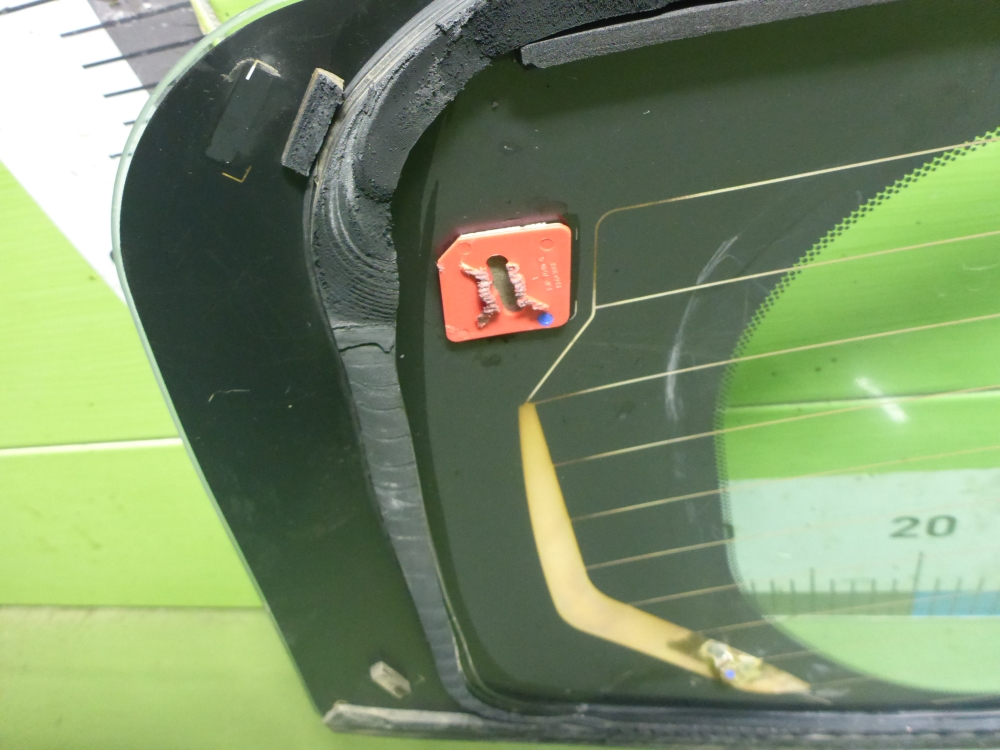 Стекло двери багажника